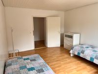 Schlafzimmer 2_Einzelbetten, Kommode, Kleiderständer 